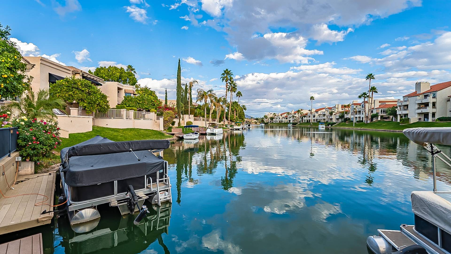 Lakefront homes and boat docks in Scottsdale Ranch, Scottsdale