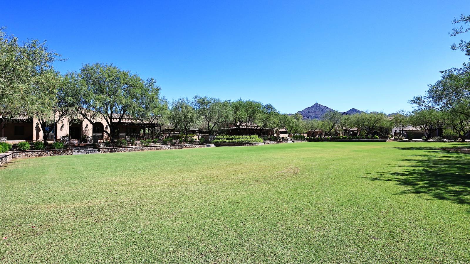 Windgate Ranch clubhouse and lawn in Scottsdale