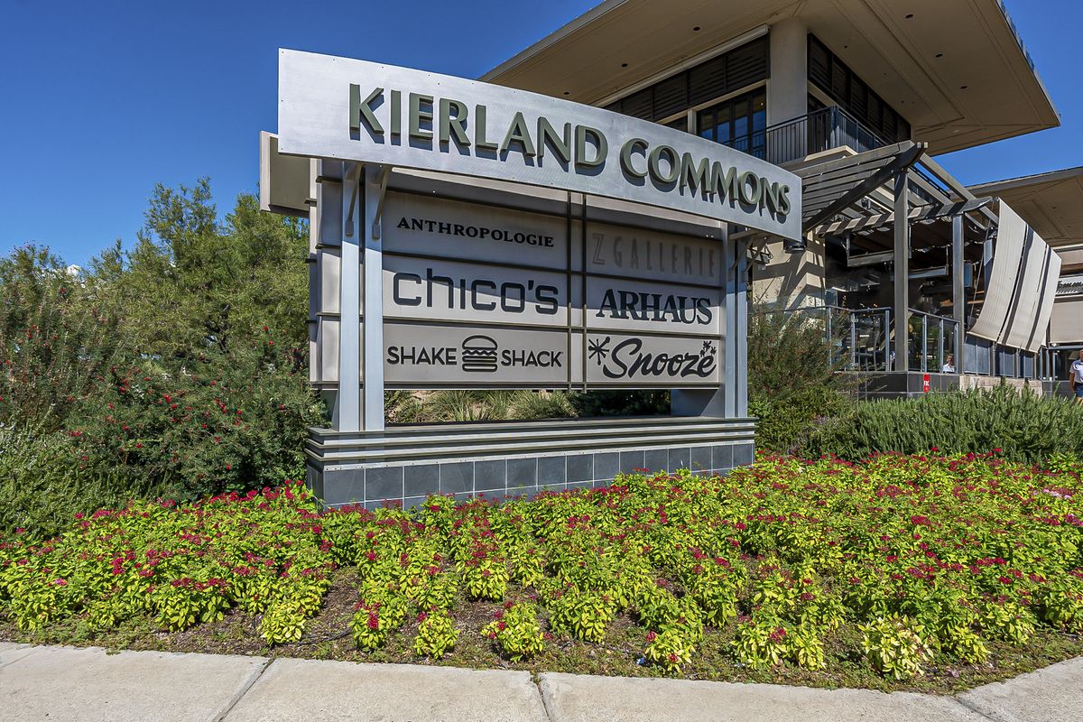 Kierland Commons shopping and dining sign in Scottsdale