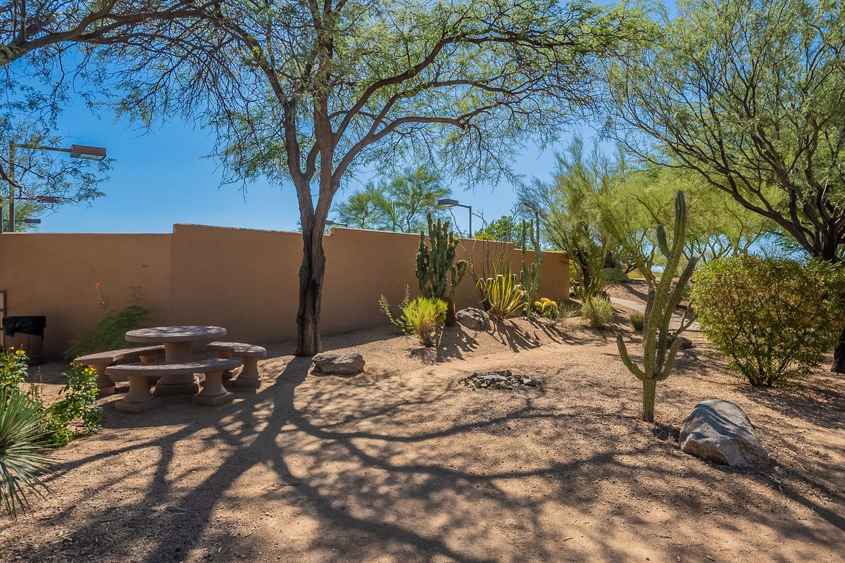 Shaded desert seating area in Legend Trail, Scottsdale