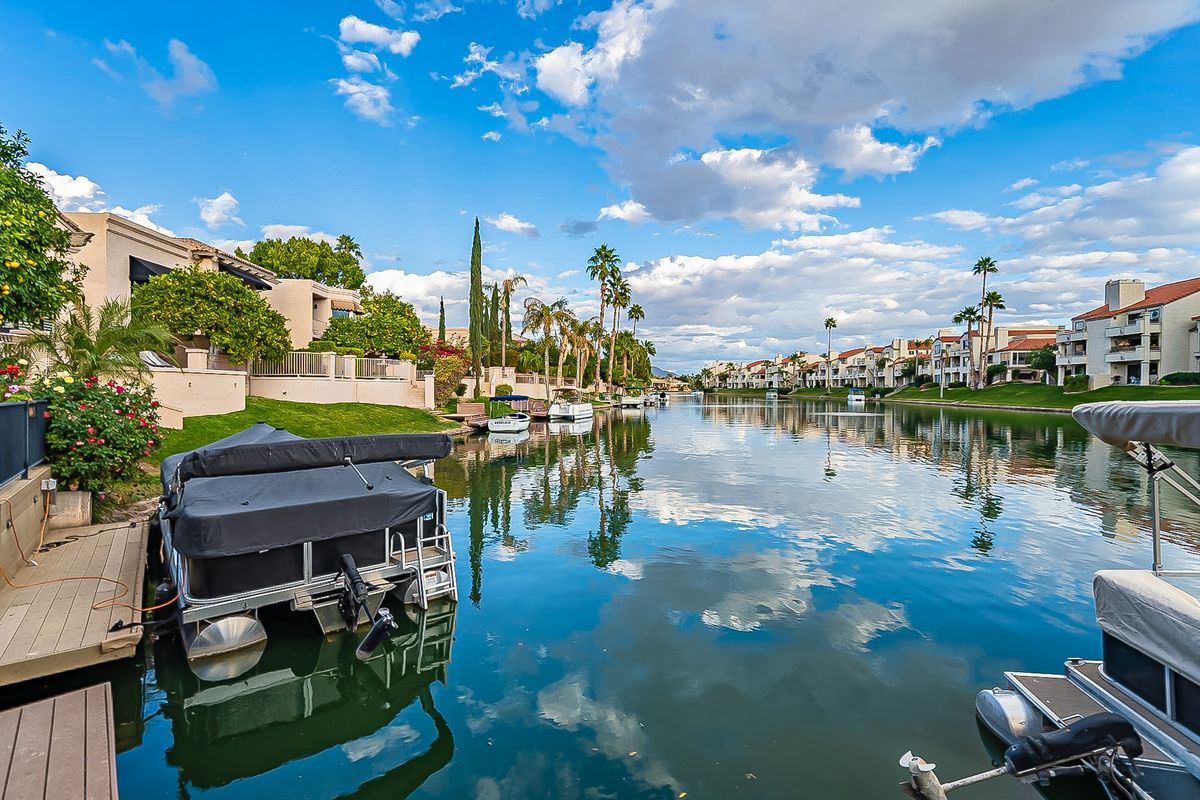 Lakefront homes and boat docks in Scottsdale Ranch, Scottsdale