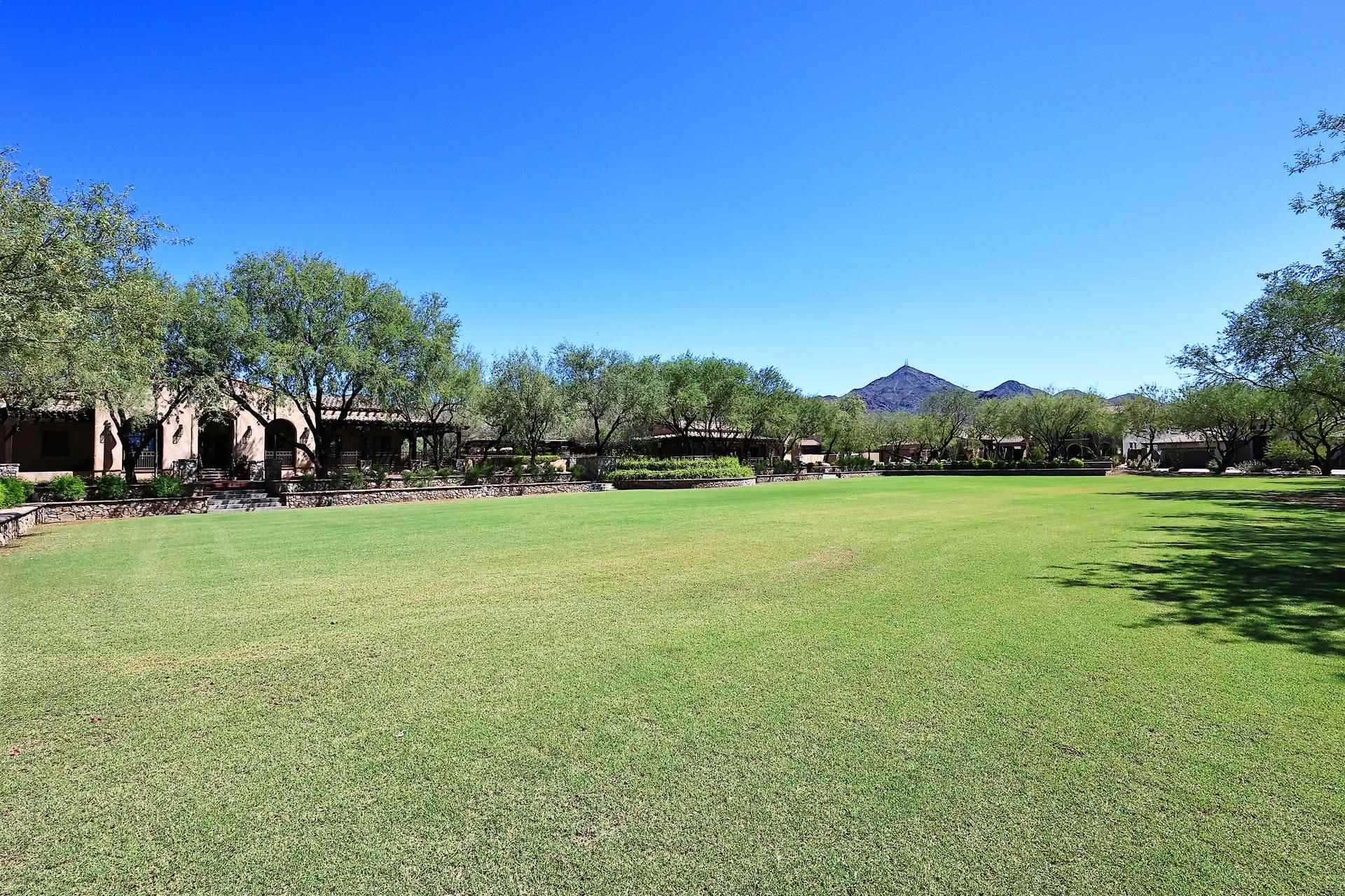 Windgate Ranch clubhouse and lawn in Scottsdale