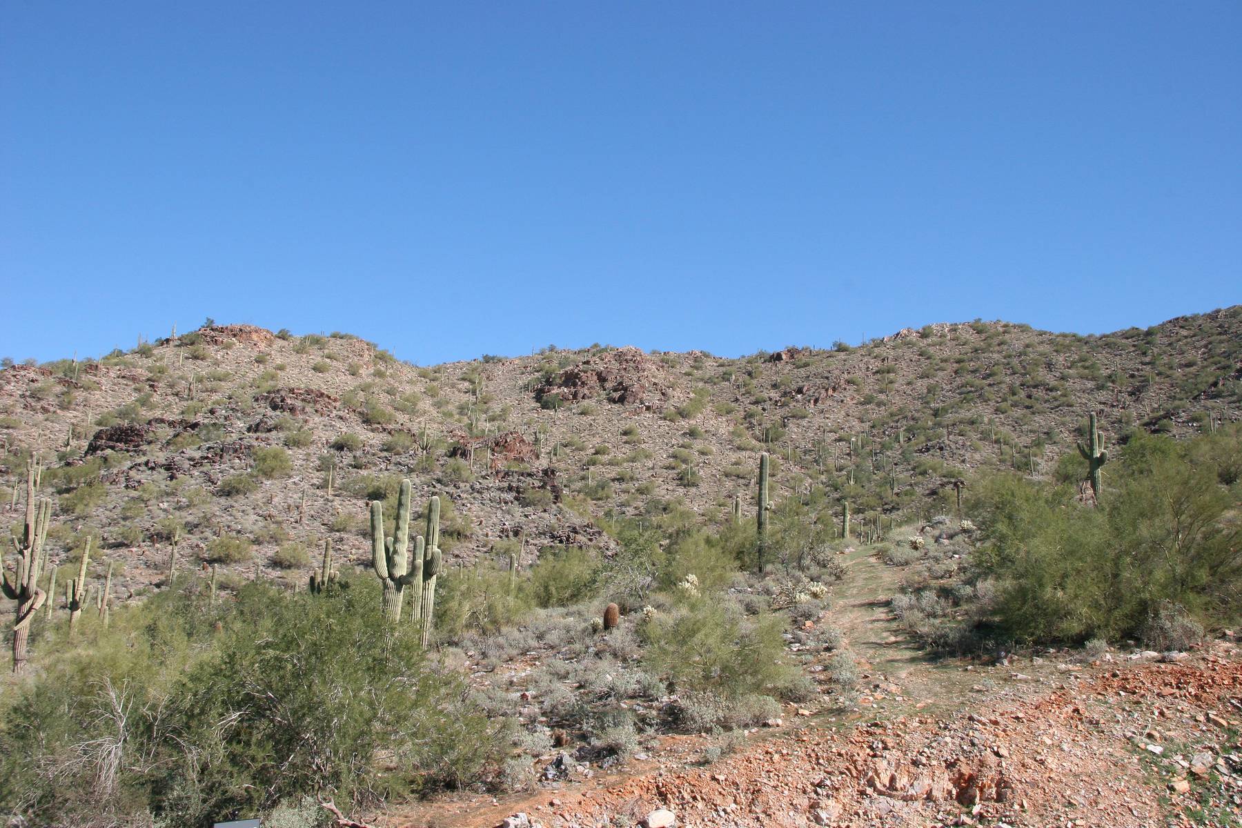 Desert boulders and hillside at Horseshoe Canyon in Silverleaf, Scottsdale